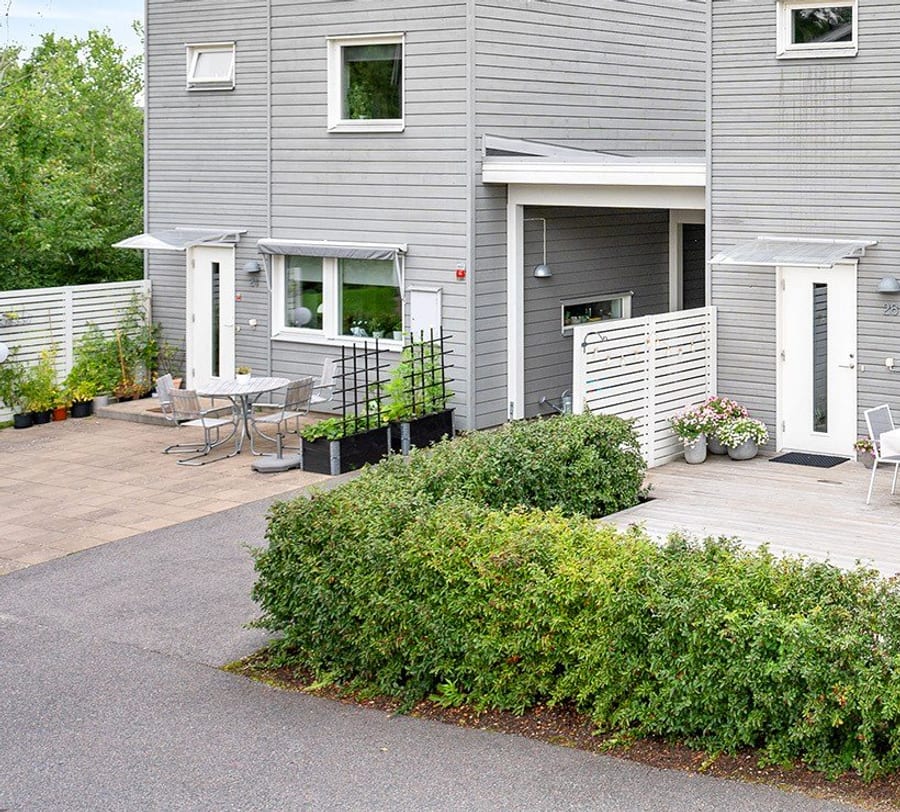 Terrass och häck vid ett av kedjehusen